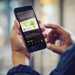 Smartphone, auf dem Instagram-Beitrag zu sehen ist