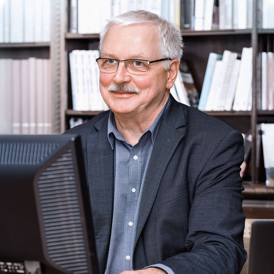 Matthias Günther am Schreibtisch