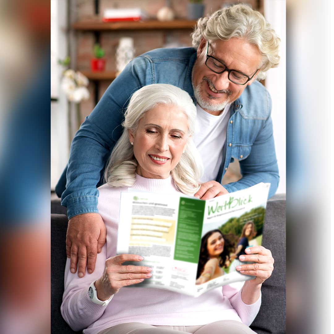 Älteres Pärchen liest den WeitBlick