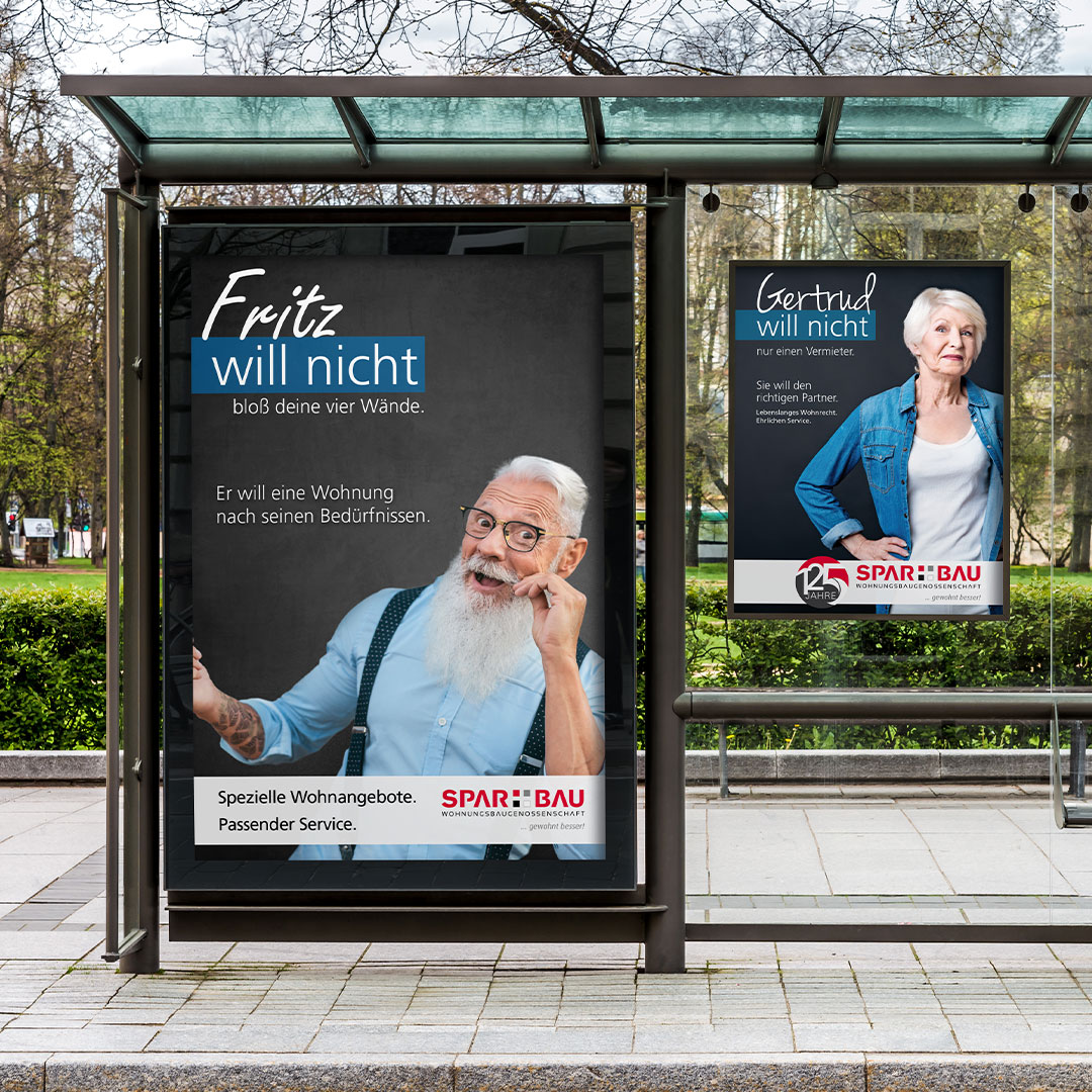 Neues Imagemotiv neben altem an einer Bushaltestelle