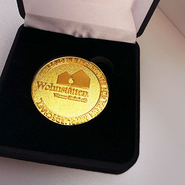 EIne Goldmünze für die Jubilare