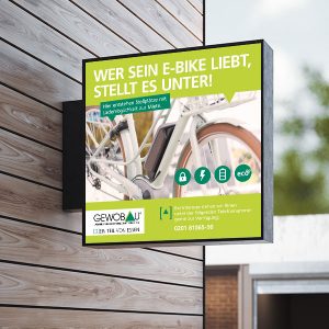GEWOBAU-Schild weist auf E-Bike-Stellplatz hin