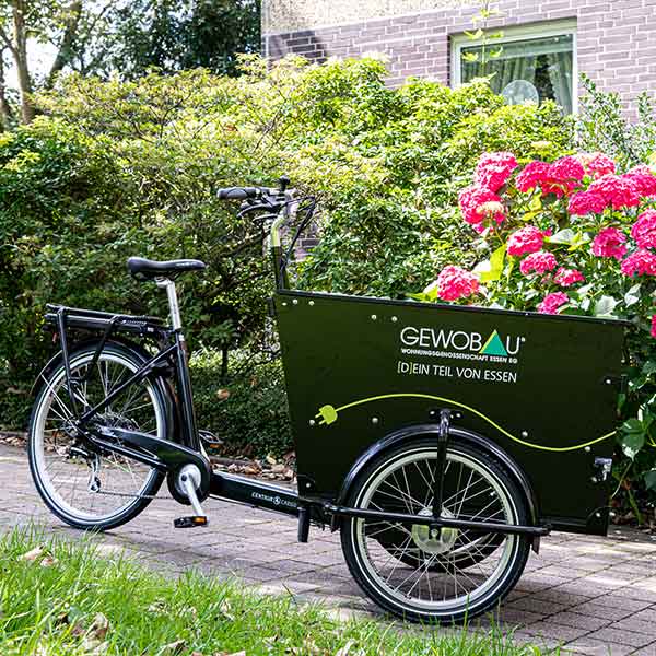 Das gestaltete Lastenrad mit dem Logo der GEWOBAU