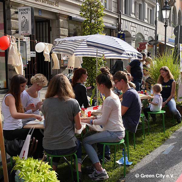Menschen beim Parking Day – (c) Green City e. V.