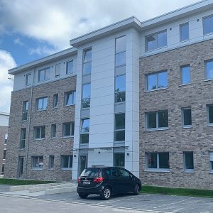 In diesem Gebäude hängen digitale Pinnwände