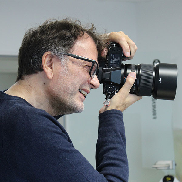 Fotograf Gundolf Pfotenhauer mit seiner Kamera