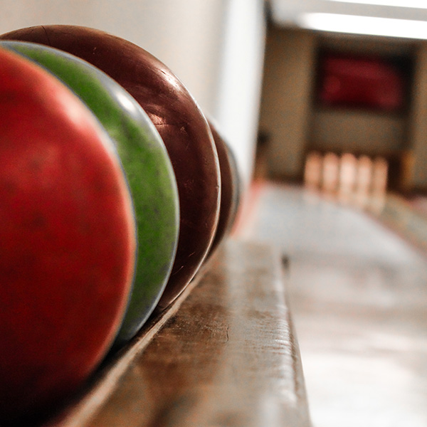 Auf einer solchen Kegelbahn war stolp+friends aktiv